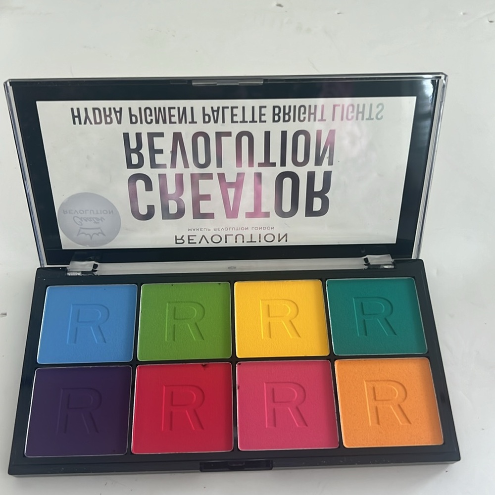 Revolution‎ Creator Hydra Pigment Palette Bright lights water activate.